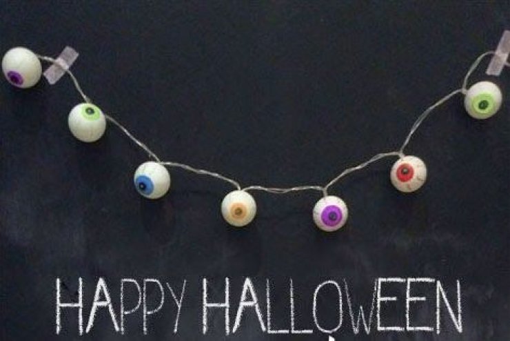 DIY monster eyes light garland using ping pong balls