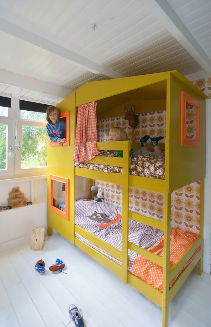 Ikea Mydal bunkbed hacked into a yellow house