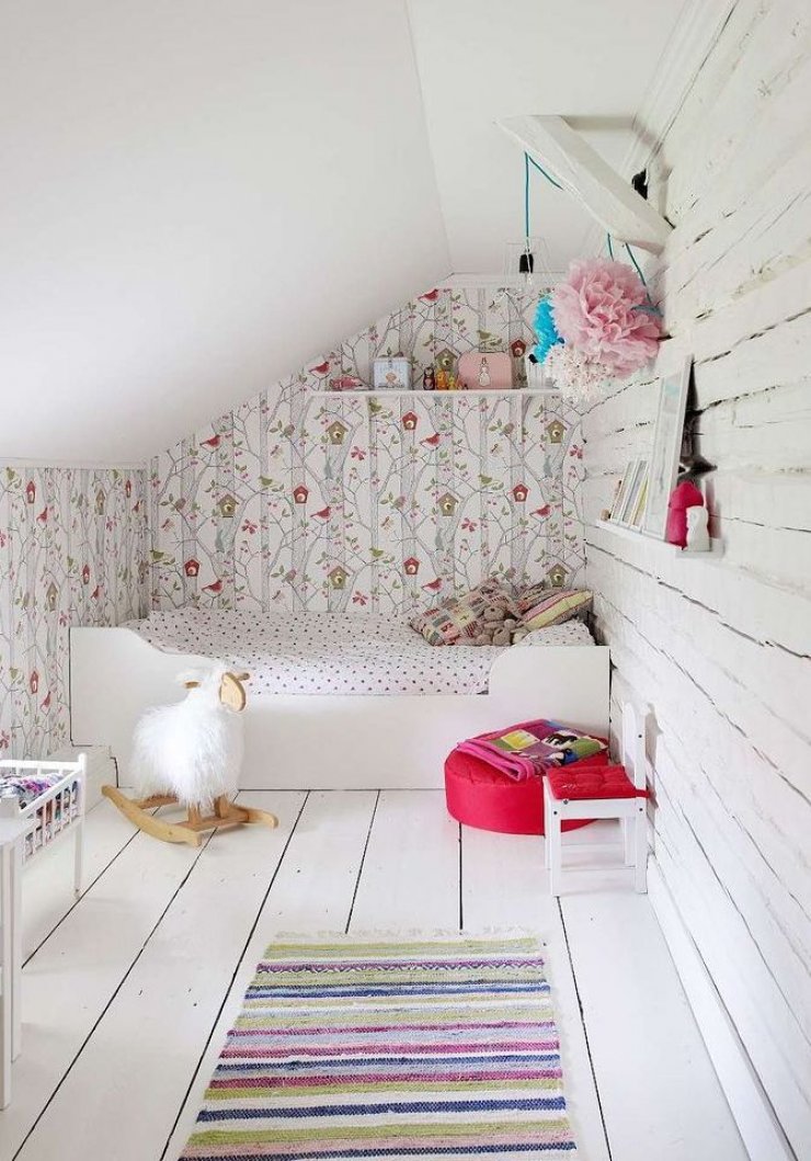wallpaper in a white tiny girls room