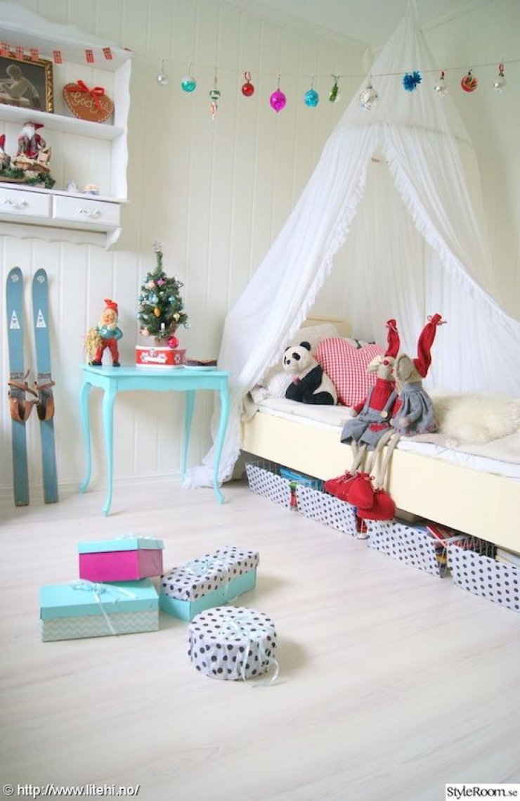 vintage ornaments garland in kids room