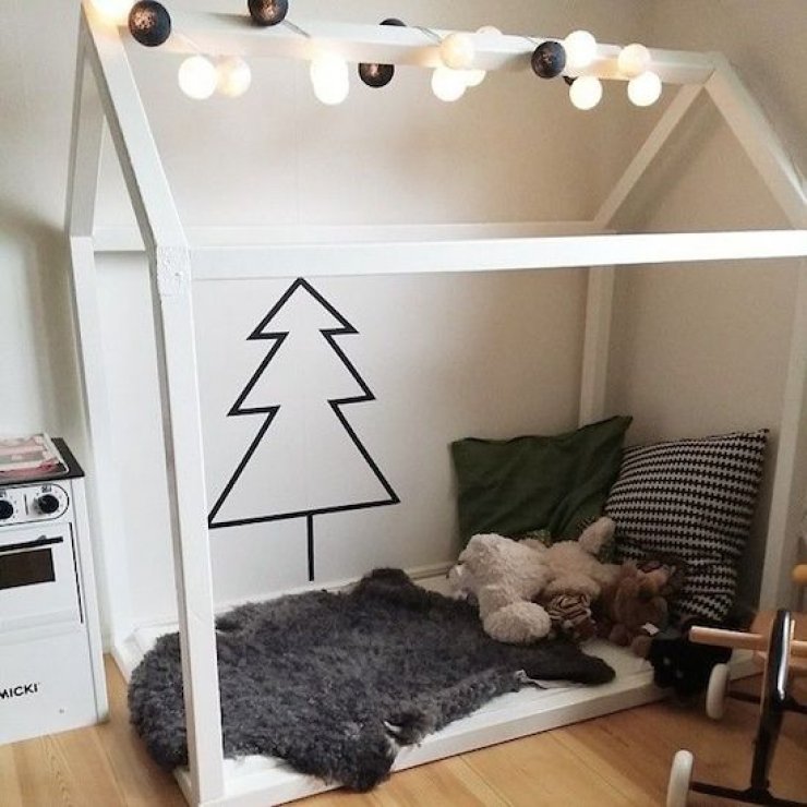 SIMPLE BLACK TAPE TREE IN KIDS ROOM
