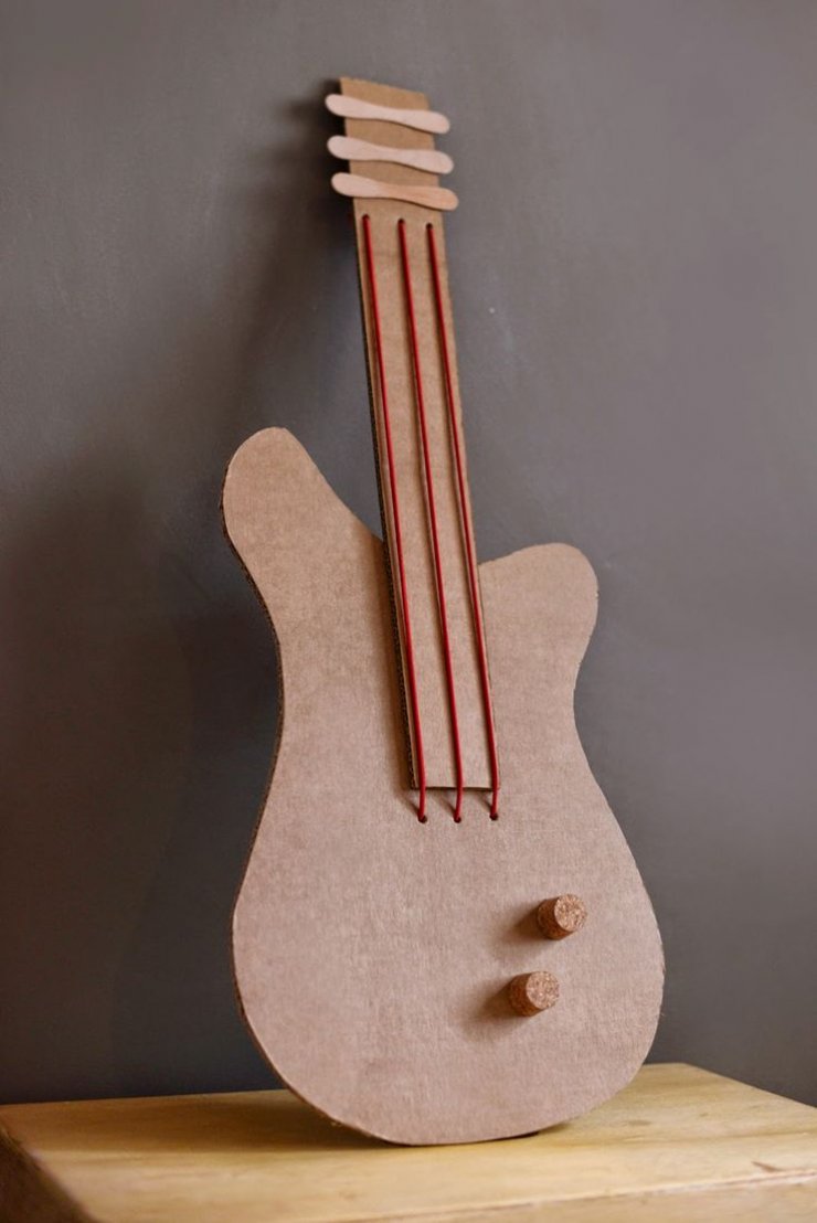cardboard guitar diy playing crafts guitarra da mommodesign craft rock instruments mommo papelão para em guitarras machado papel idee fim